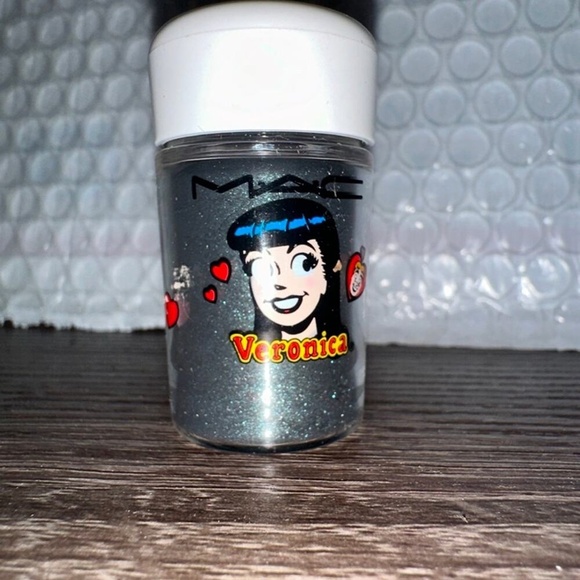 MAC‎ Cosmetics Archie's Girls Veronicas magic spells pigment
